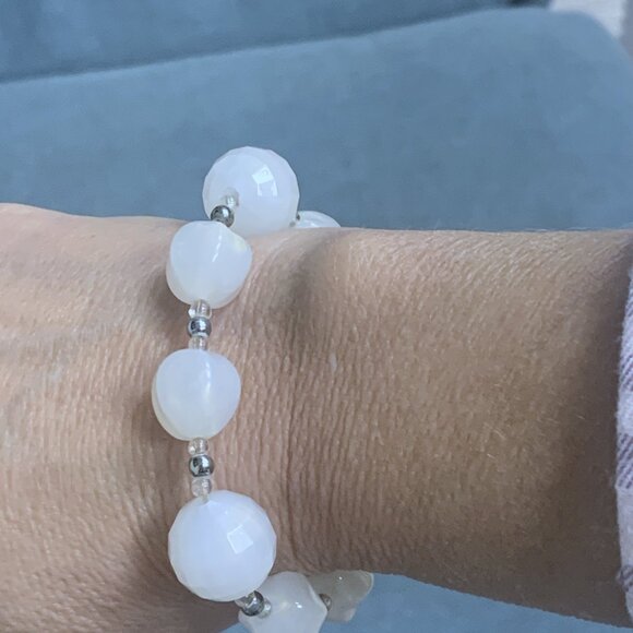 JEWELRY - Milky white textured beads stretch bracelet with silver & clear beads - Picture 4 of 8